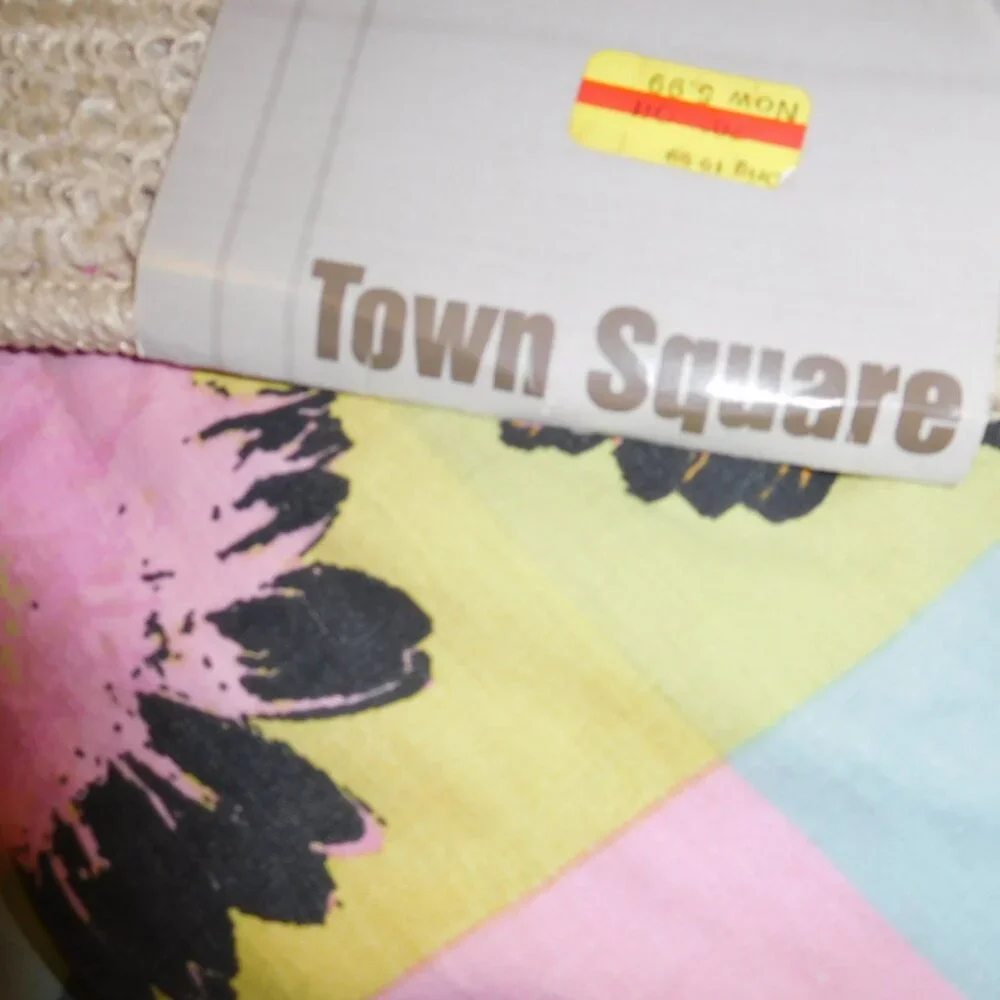 NEW TOWN SQUARE BRAND BEIGE GREEN PINK PATTERNED ACCENT RUG 34